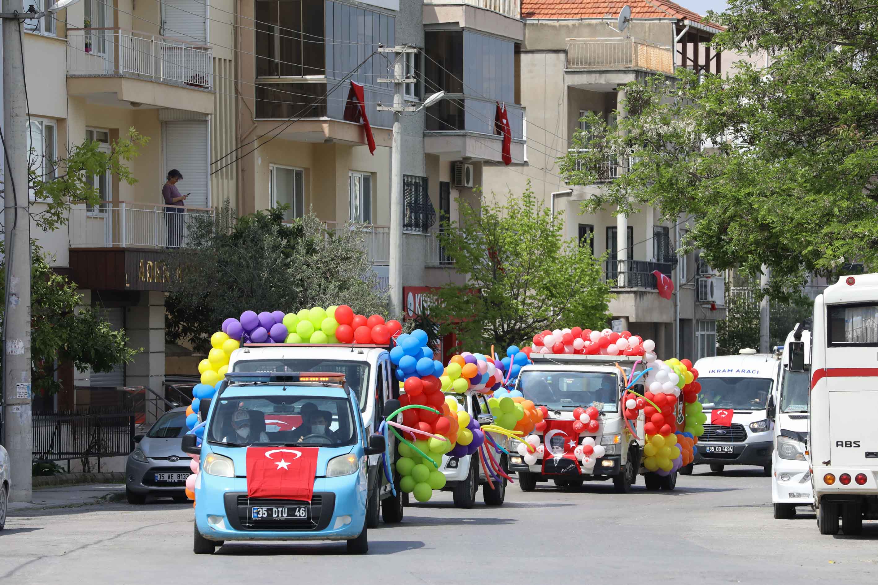 Buca’da 23 Nisan coşkusu evlere sığmadı