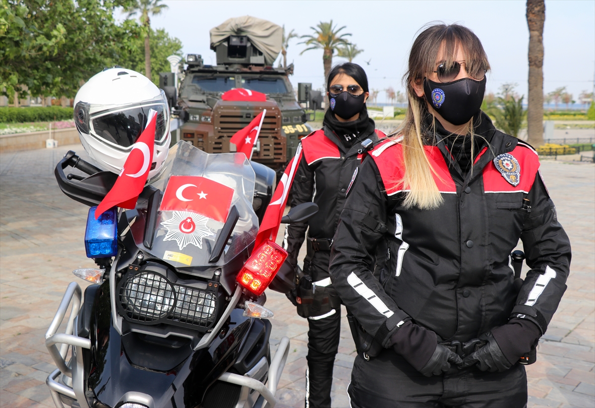 İzmir Emniyeti 23 Nisan'ı kortejle kutladı