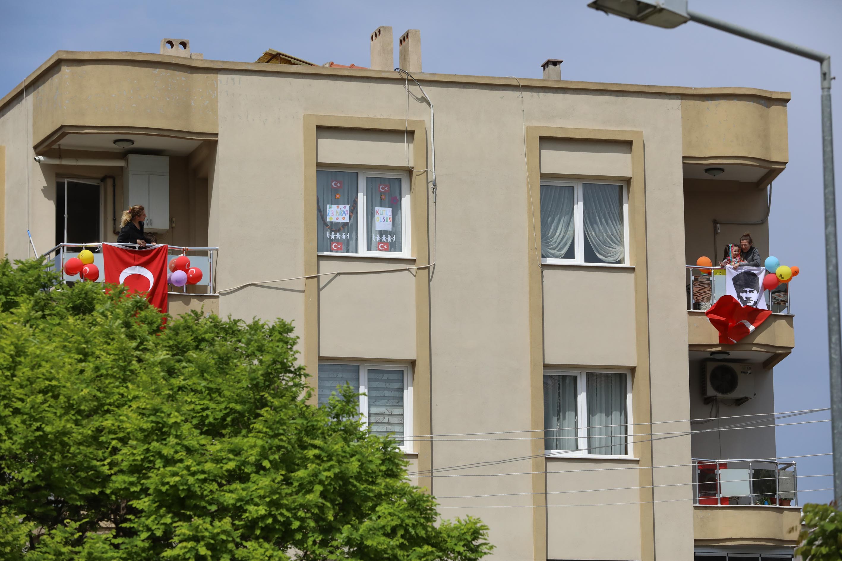 Buca’da 23 Nisan coşkusu evlere sığmadı