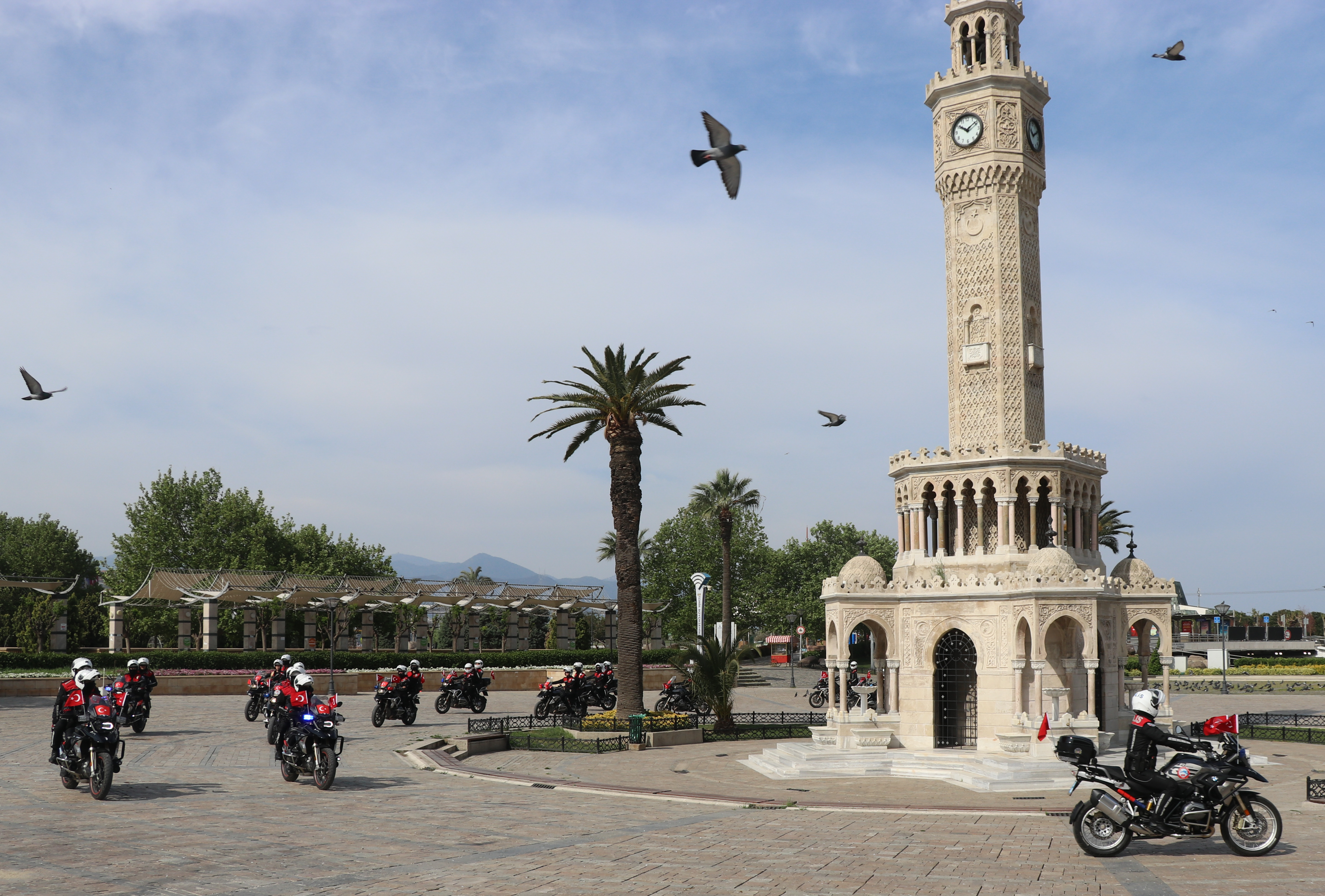 İzmir Emniyeti 23 Nisan'ı kortejle kutladı