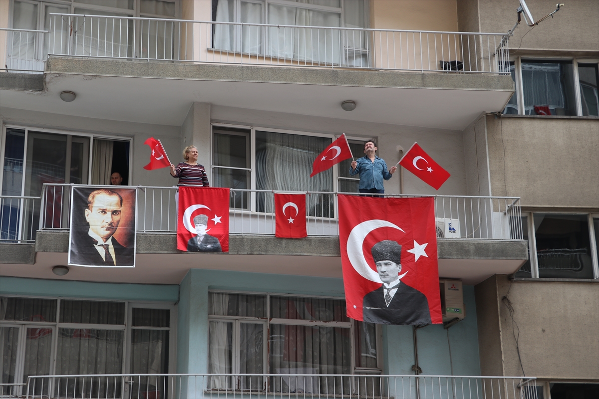 İzmirliler, 100. yılında 23 Nisan'ı kutluyor