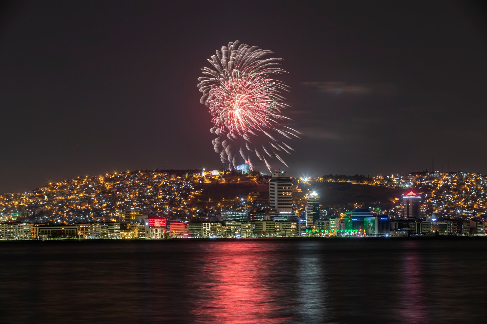 İzmir’de yüzüncü yıl coşkusuyla yer gök aydınlandı