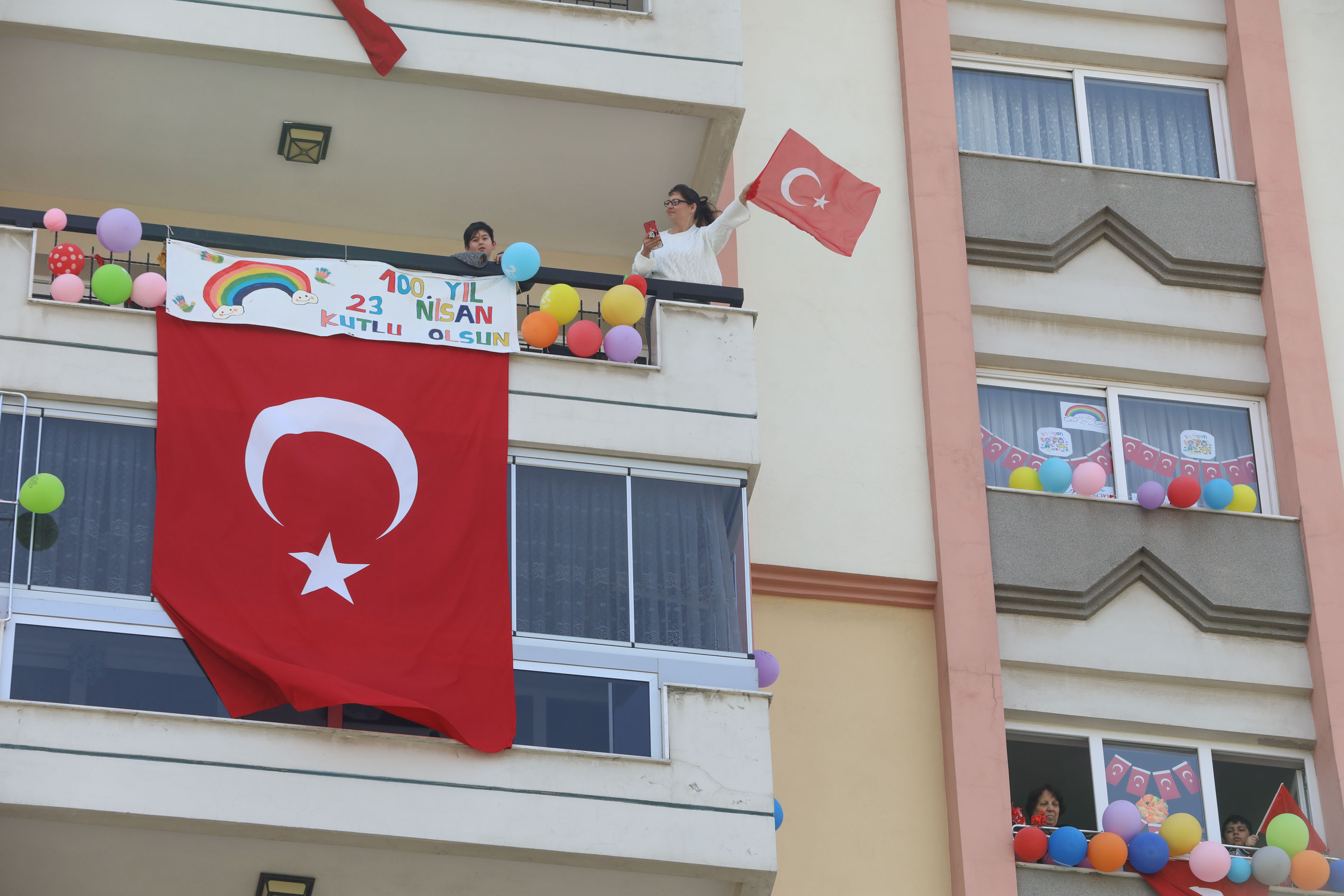 Buca’da 23 Nisan coşkusu evlere sığmadı