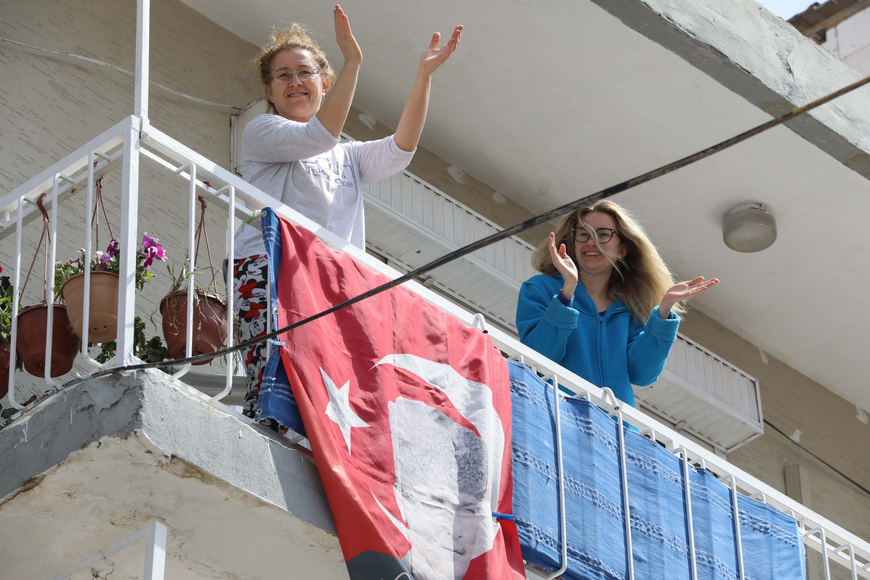 Buca’da 23 Nisan coşkusu evlere sığmadı