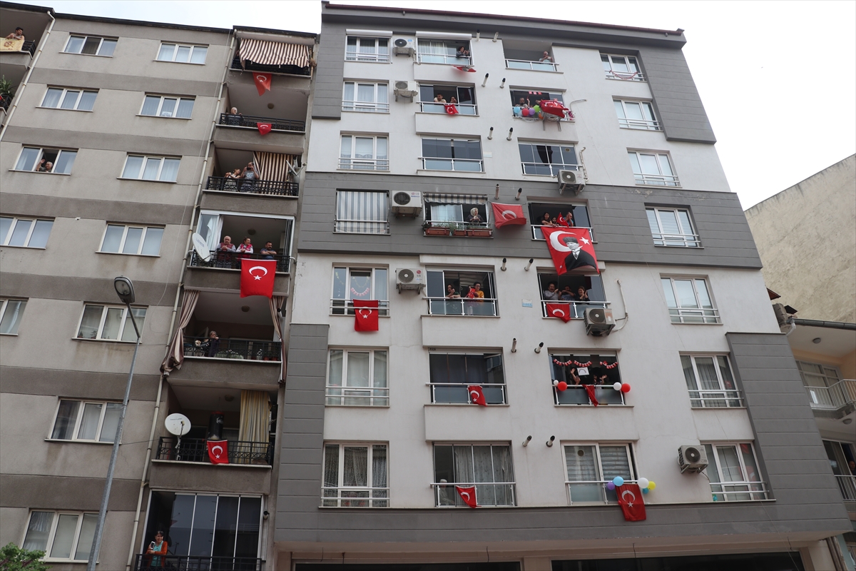 İzmirliler, 100. yılında 23 Nisan'ı kutluyor