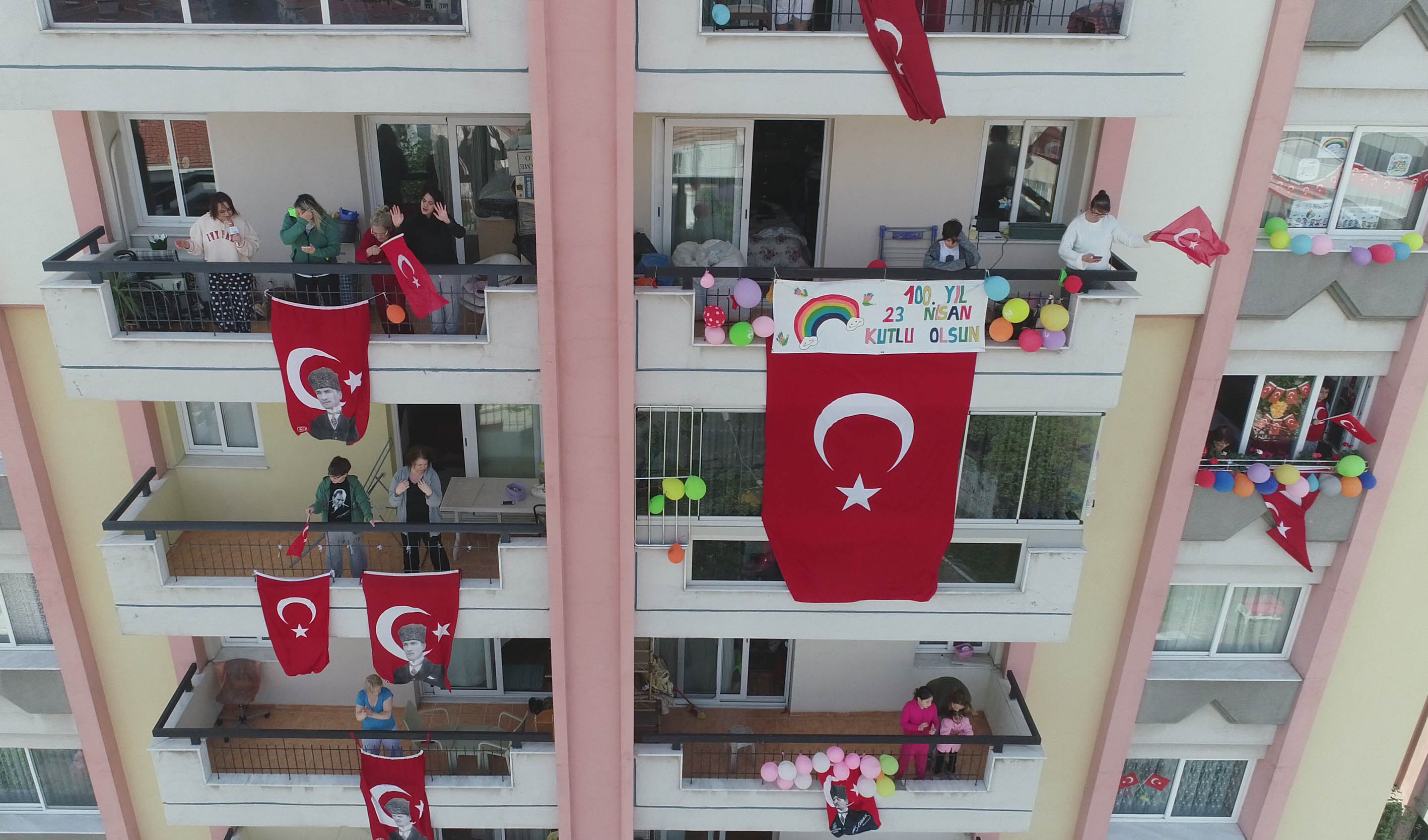 Buca’da 23 Nisan coşkusu evlere sığmadı