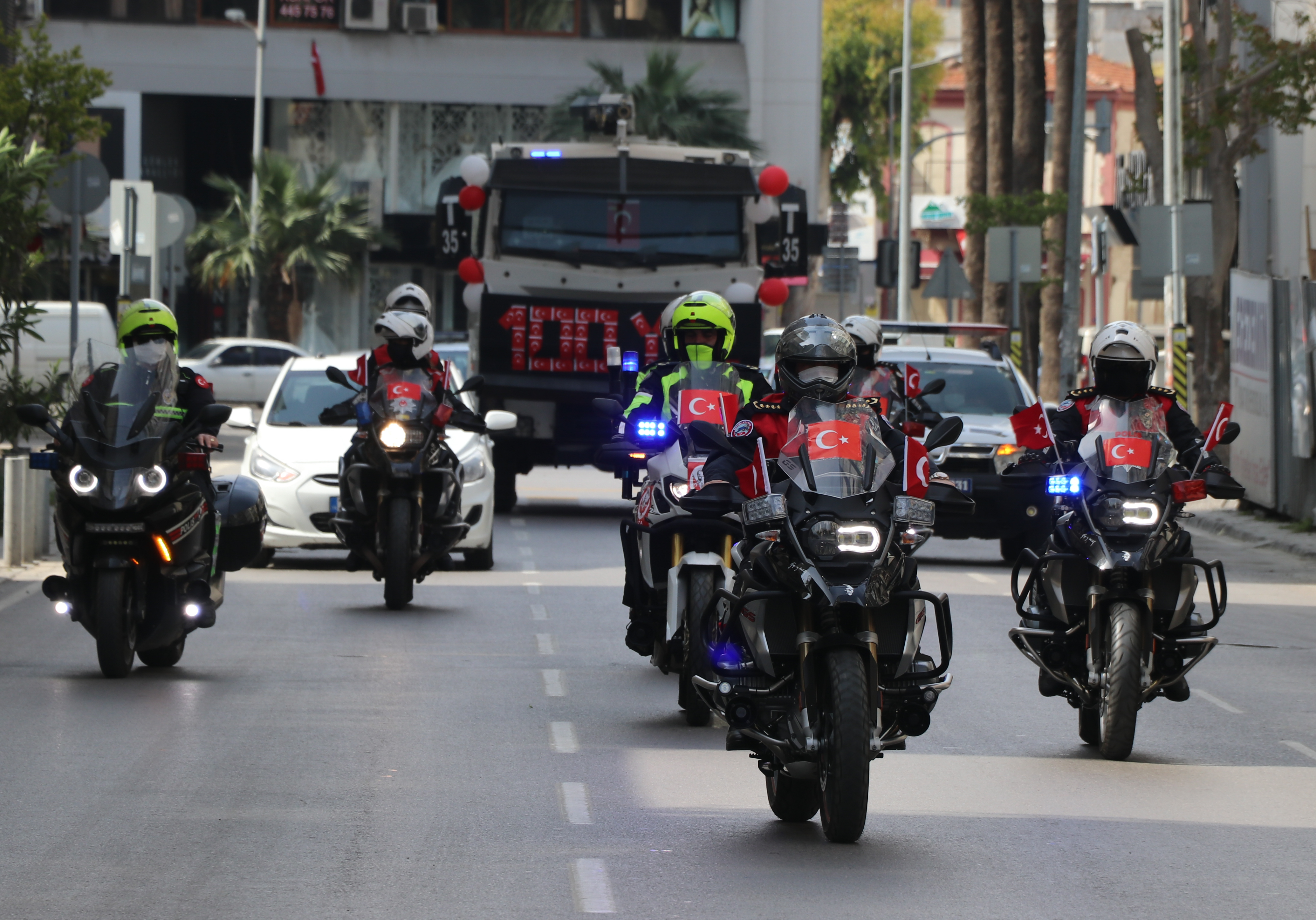 İzmir Emniyeti 23 Nisan'ı kortejle kutladı