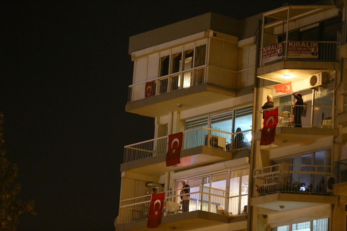 İzmir’de yüzüncü yıl coşkusuyla yer gök aydınlandı