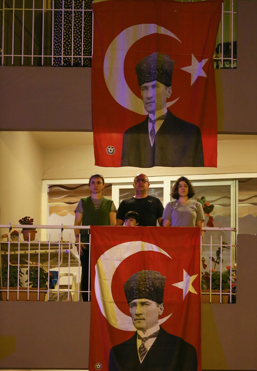 İzmir’de yüzüncü yıl coşkusuyla yer gök aydınlandı