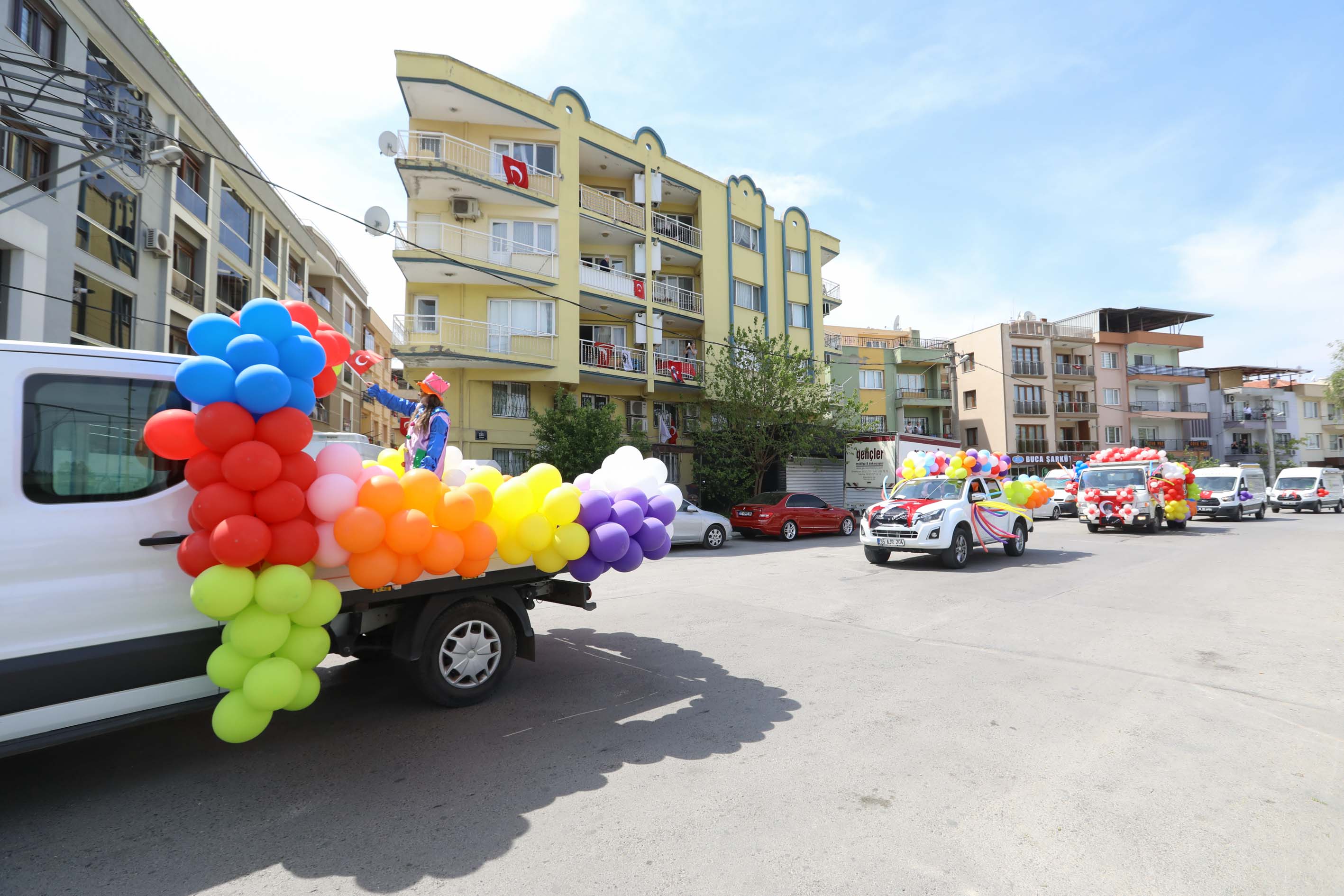 Buca’da 23 Nisan coşkusu evlere sığmadı