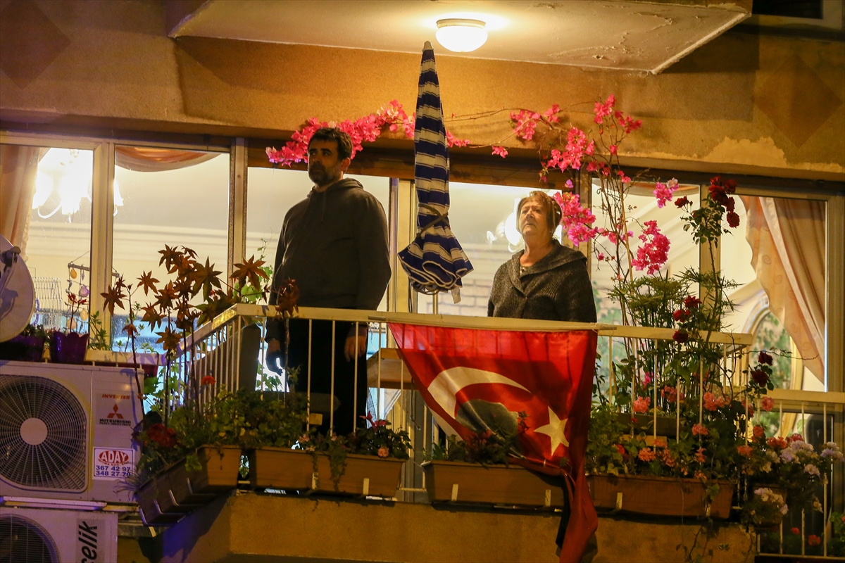 İzmir’de yüzüncü yıl coşkusuyla yer gök aydınlandı