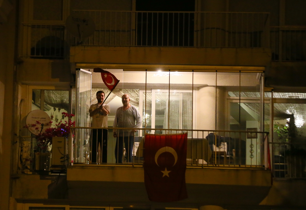 İzmir’de yüzüncü yıl coşkusuyla yer gök aydınlandı