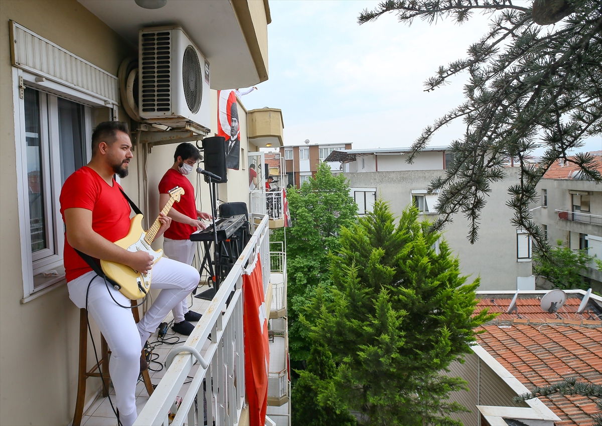 23 Nisan'ı çatı ve balkonda zeybek oynayarak kutladılar