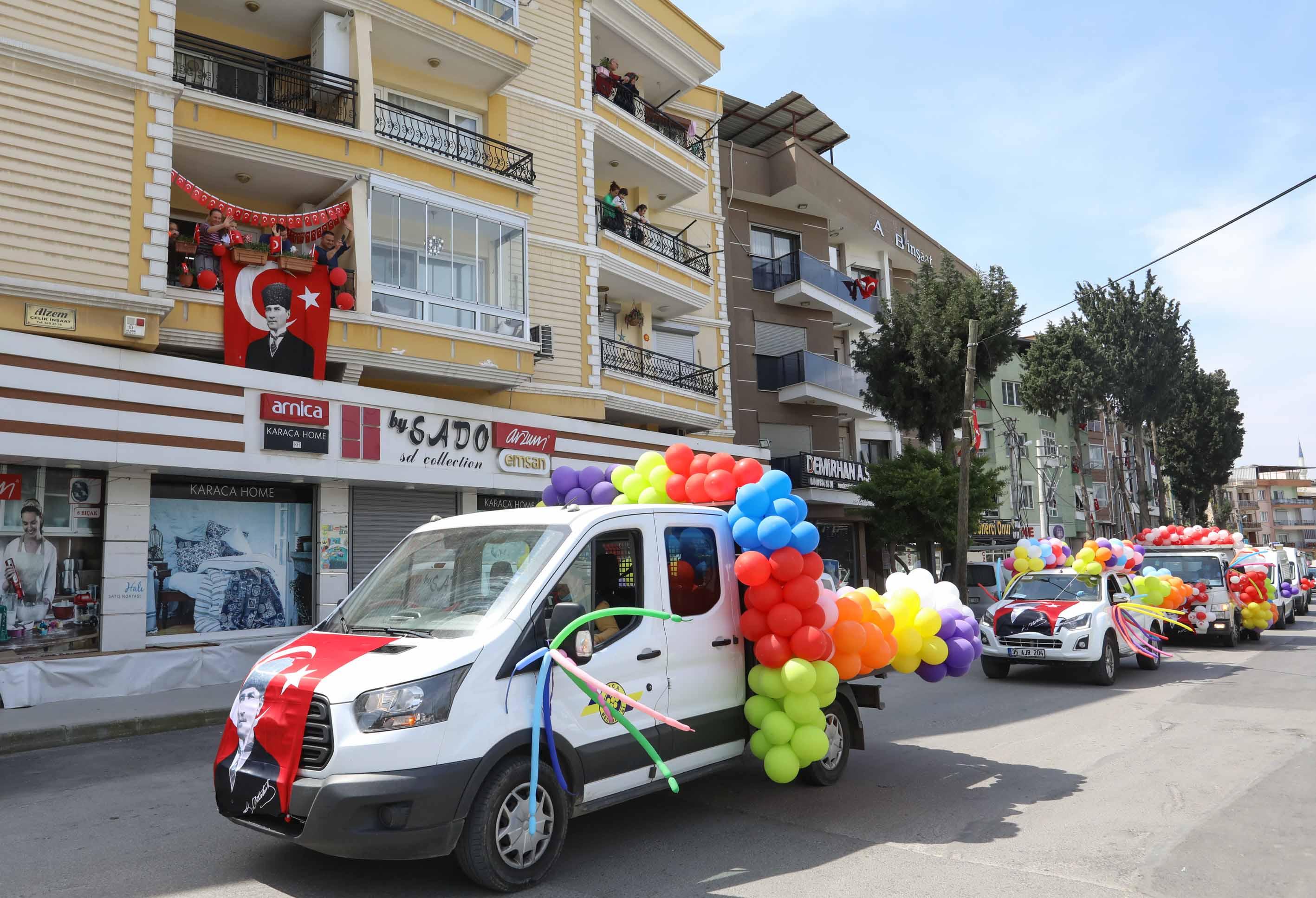 Buca’da 23 Nisan coşkusu evlere sığmadı