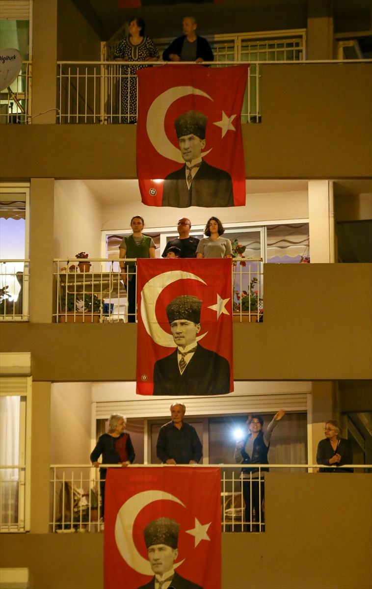 İzmir’de yüzüncü yıl coşkusuyla yer gök aydınlandı