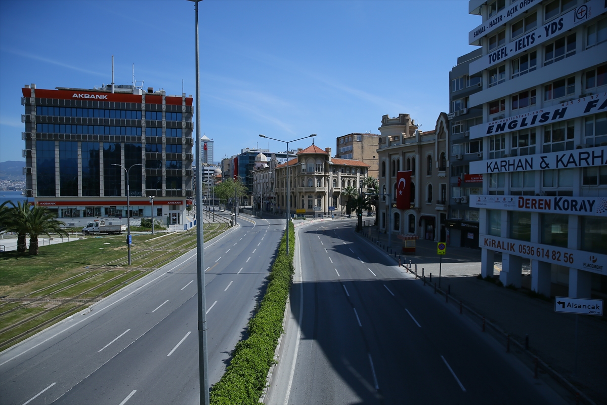 İzmir'in meydanlarında korona sessizliği!