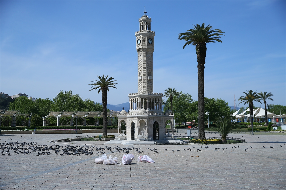 İzmir'in meydanlarında korona sessizliği!