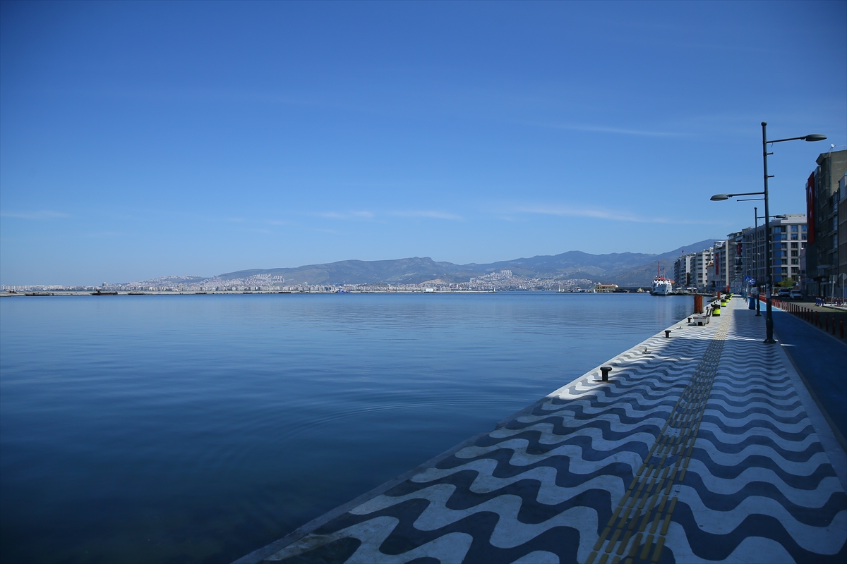 İzmir'in meydanlarında korona sessizliği!