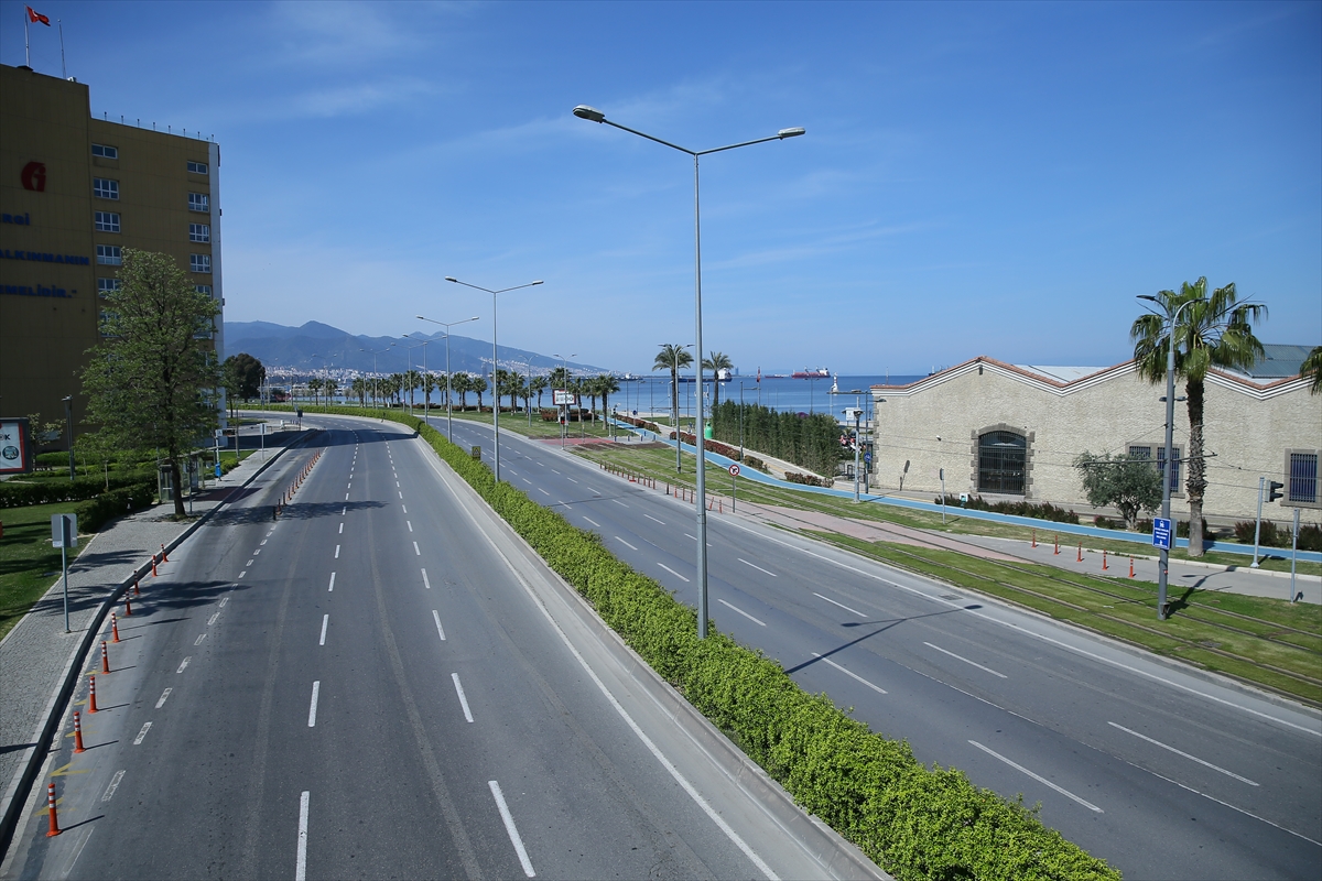 İzmir'in meydanlarında korona sessizliği!