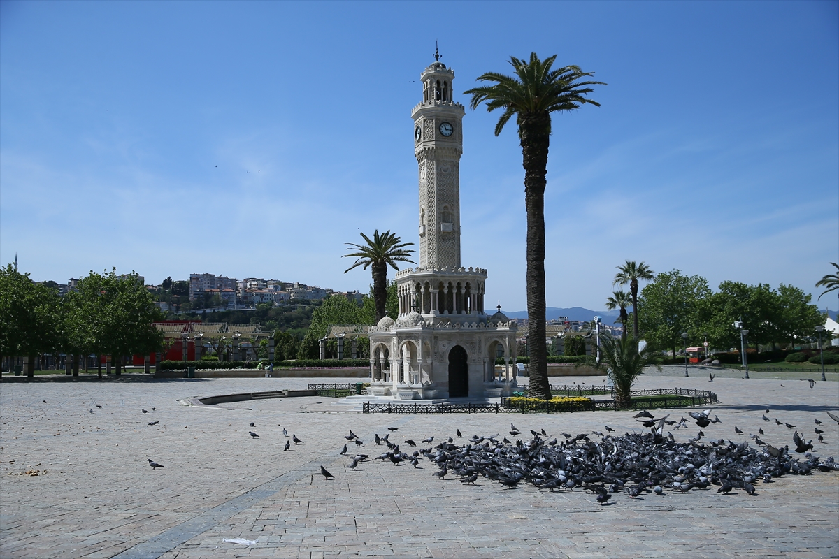 İzmir'in meydanlarında korona sessizliği!