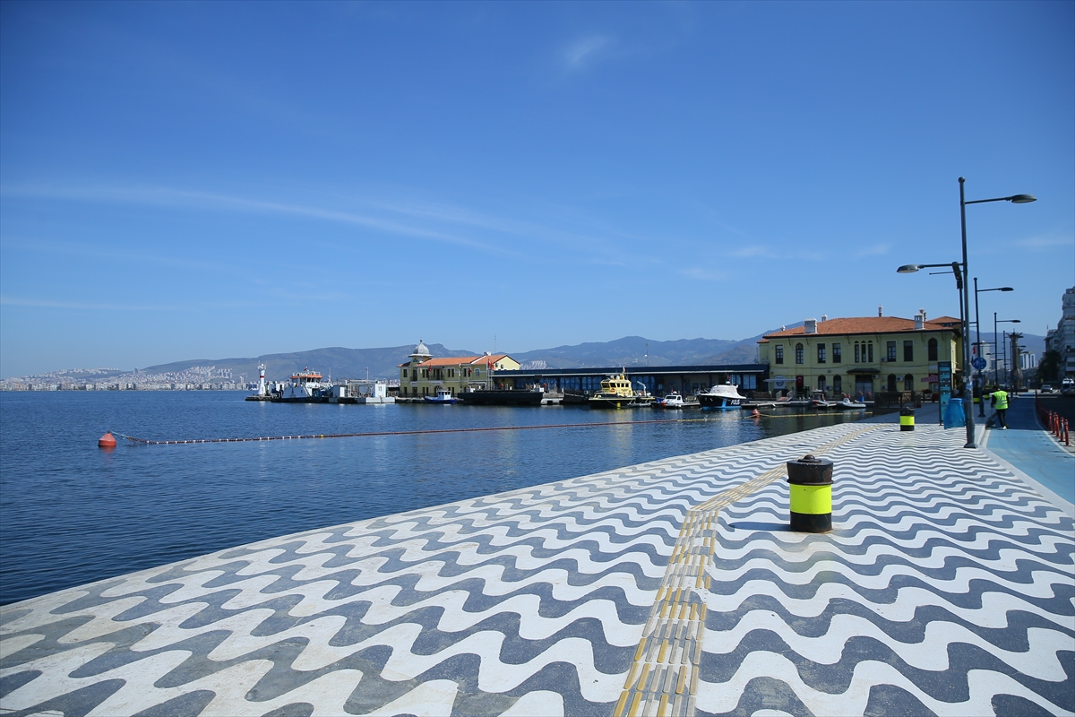 İzmir'in meydanlarında korona sessizliği!