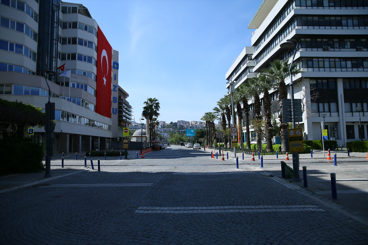 İzmir'in meydanlarında korona sessizliği!