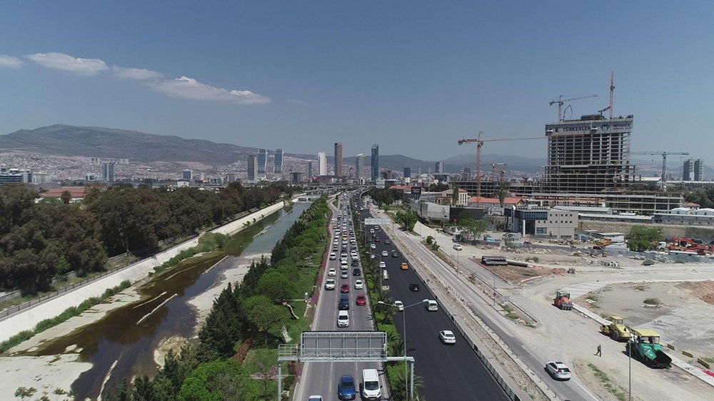 İzmir'de trafik durma noktasına geldi