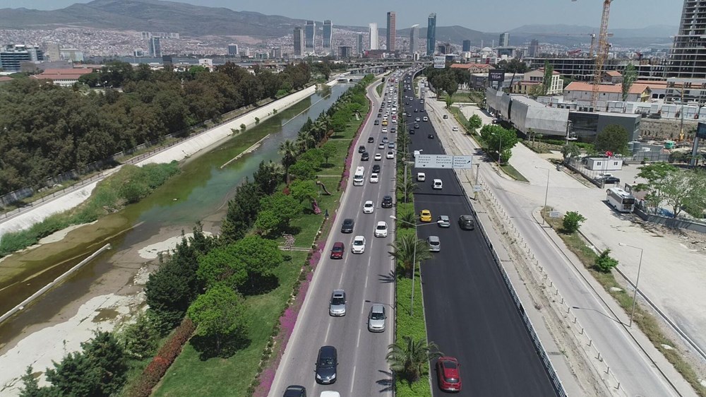 İzmir'de trafik durma noktasına geldi
