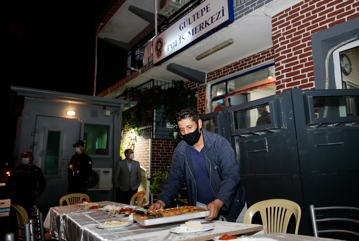 Mahallelinin sahur sürprizi polisi duygulandırdı