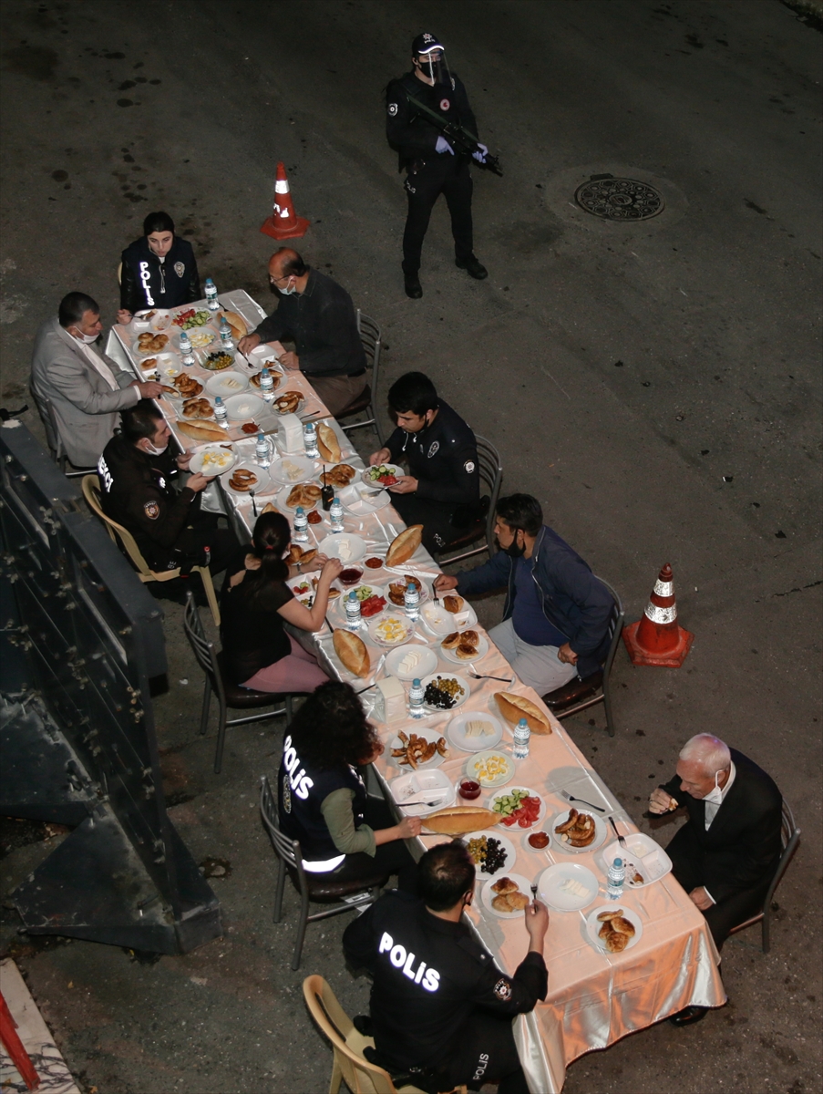 Mahallelinin sahur sürprizi polisi duygulandırdı