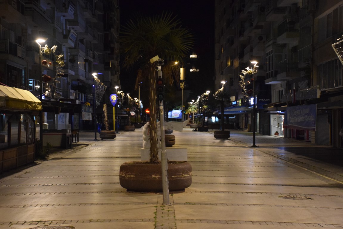 Sokağa çıkma kısıtlaması sonrası İzmir'de sessizlik