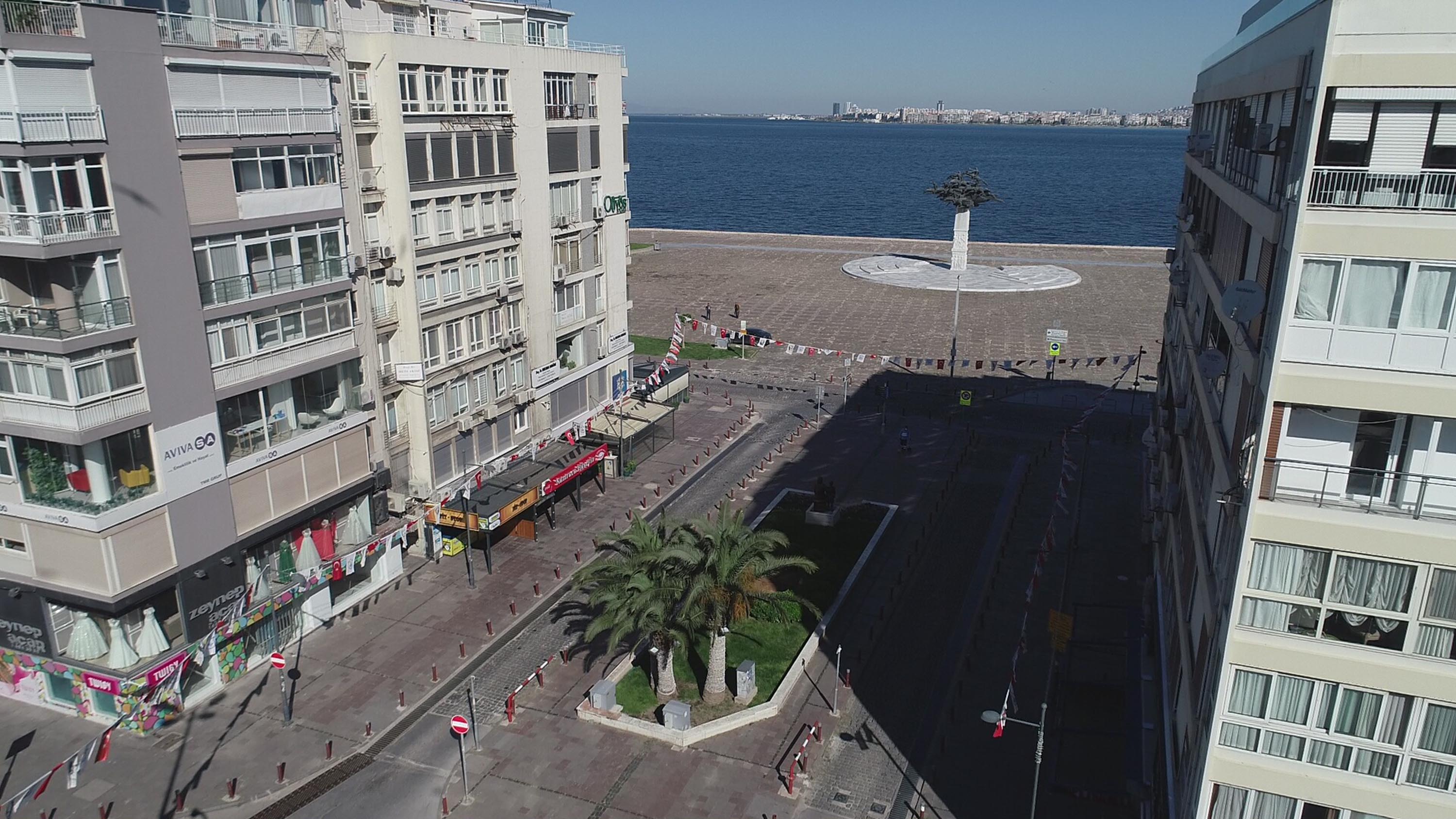 Sokağa çıkma kısıtlaması sonrası İzmir'de sessizlik