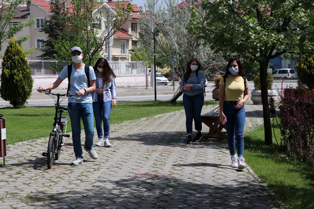 15-20 yaş arası gençler sokakla buluştu