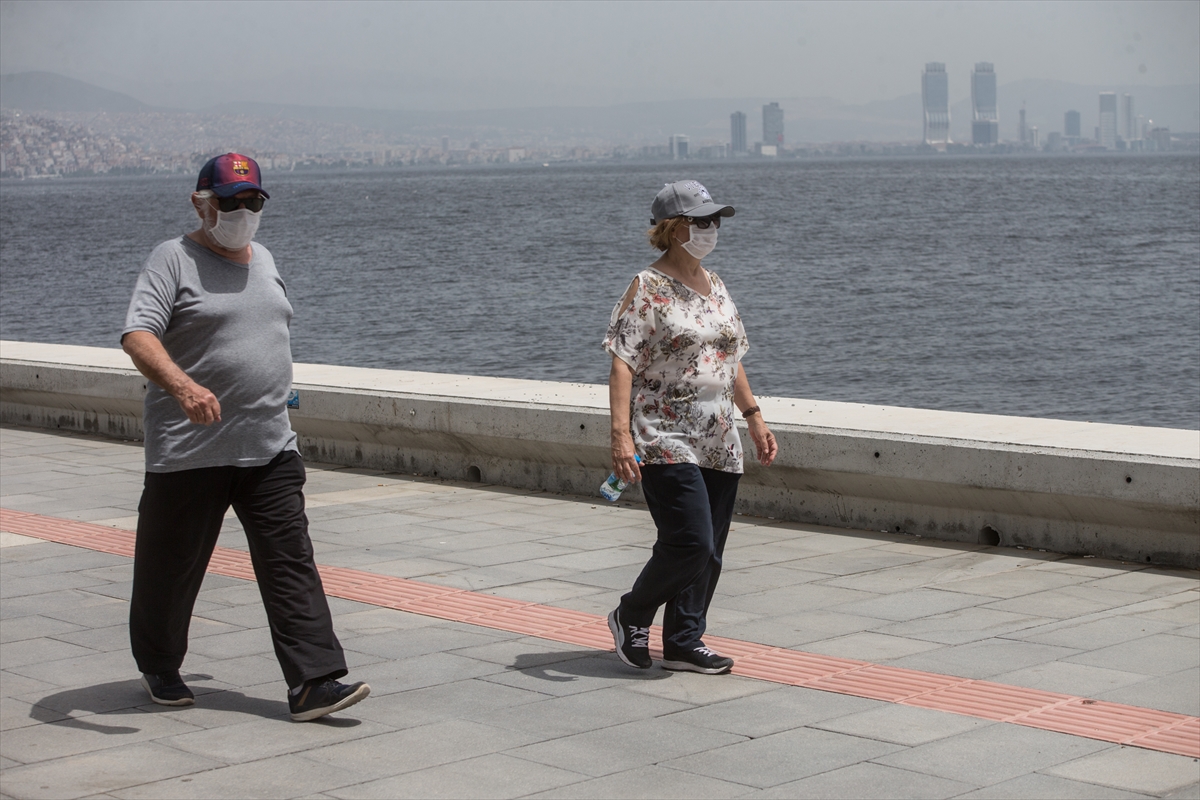 İzmir'de sokaklar yeniden 65 yaş üstünün