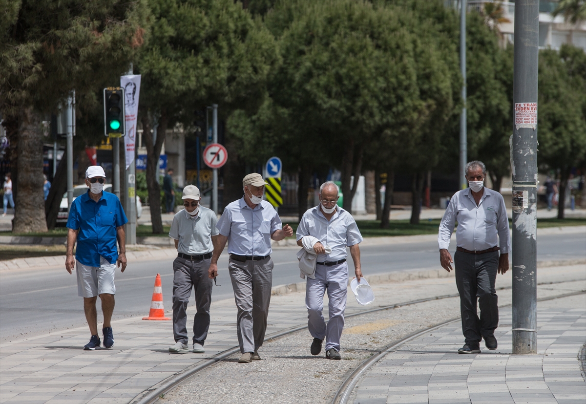 İzmir'de sokaklar yeniden 65 yaş üstünün