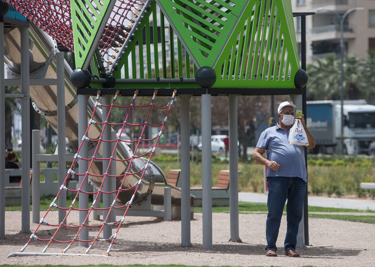 İzmir'de sokaklar yeniden 65 yaş üstünün