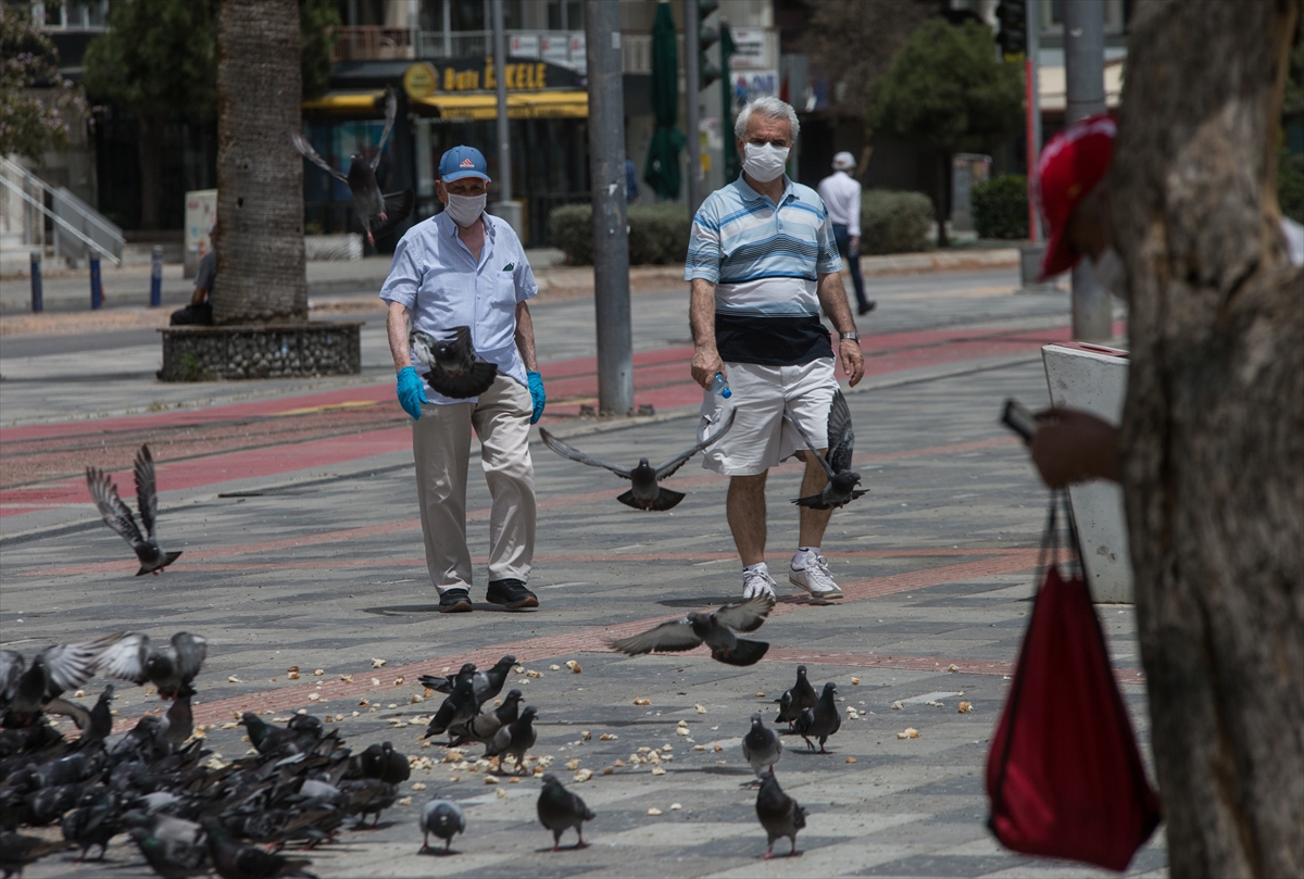 İzmir'de sokaklar yeniden 65 yaş üstünün