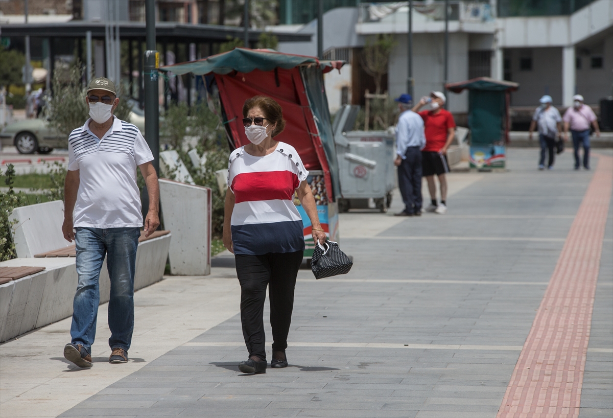 İzmir'de sokaklar yeniden 65 yaş üstünün