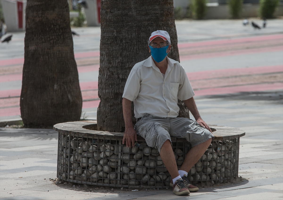 İzmir'de sokaklar yeniden 65 yaş üstünün