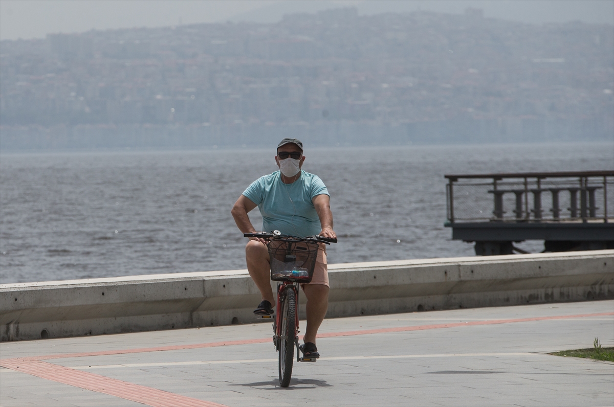 İzmir'de sokaklar yeniden 65 yaş üstünün