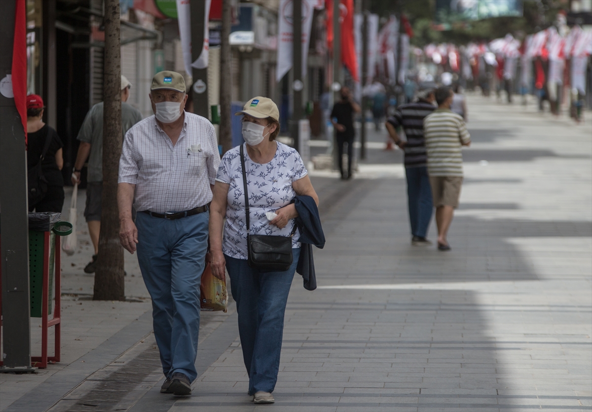 İzmir'de sokaklar yeniden 65 yaş üstünün