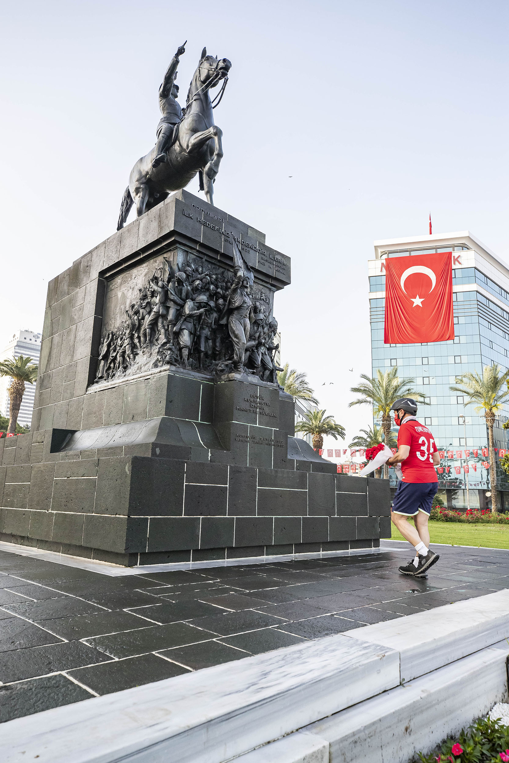 Başkan Soyer kutlamalara bisikletiyle katıldı