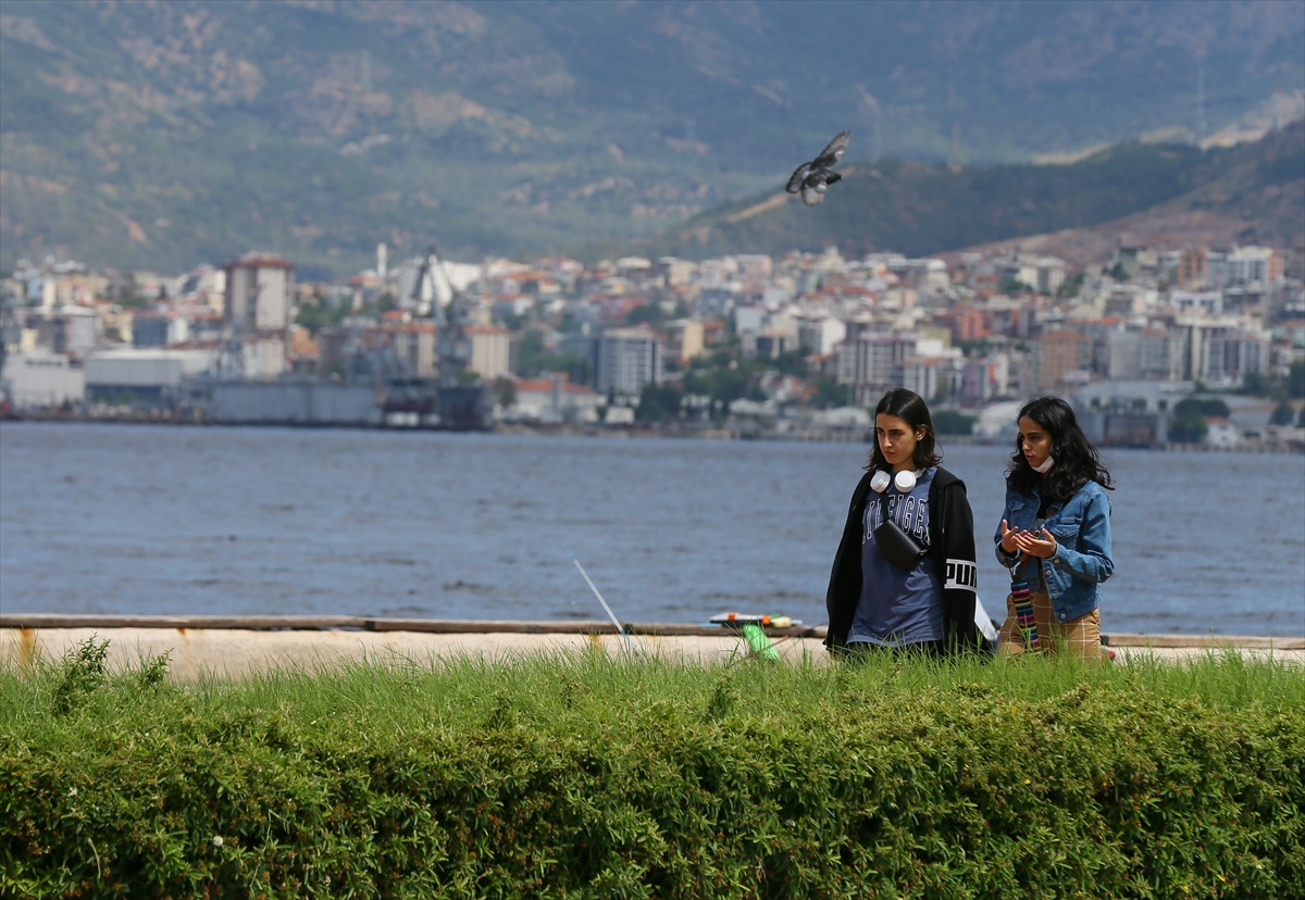 İzmir'de 15-20 yaş arasındaki gençler sahilde koştu