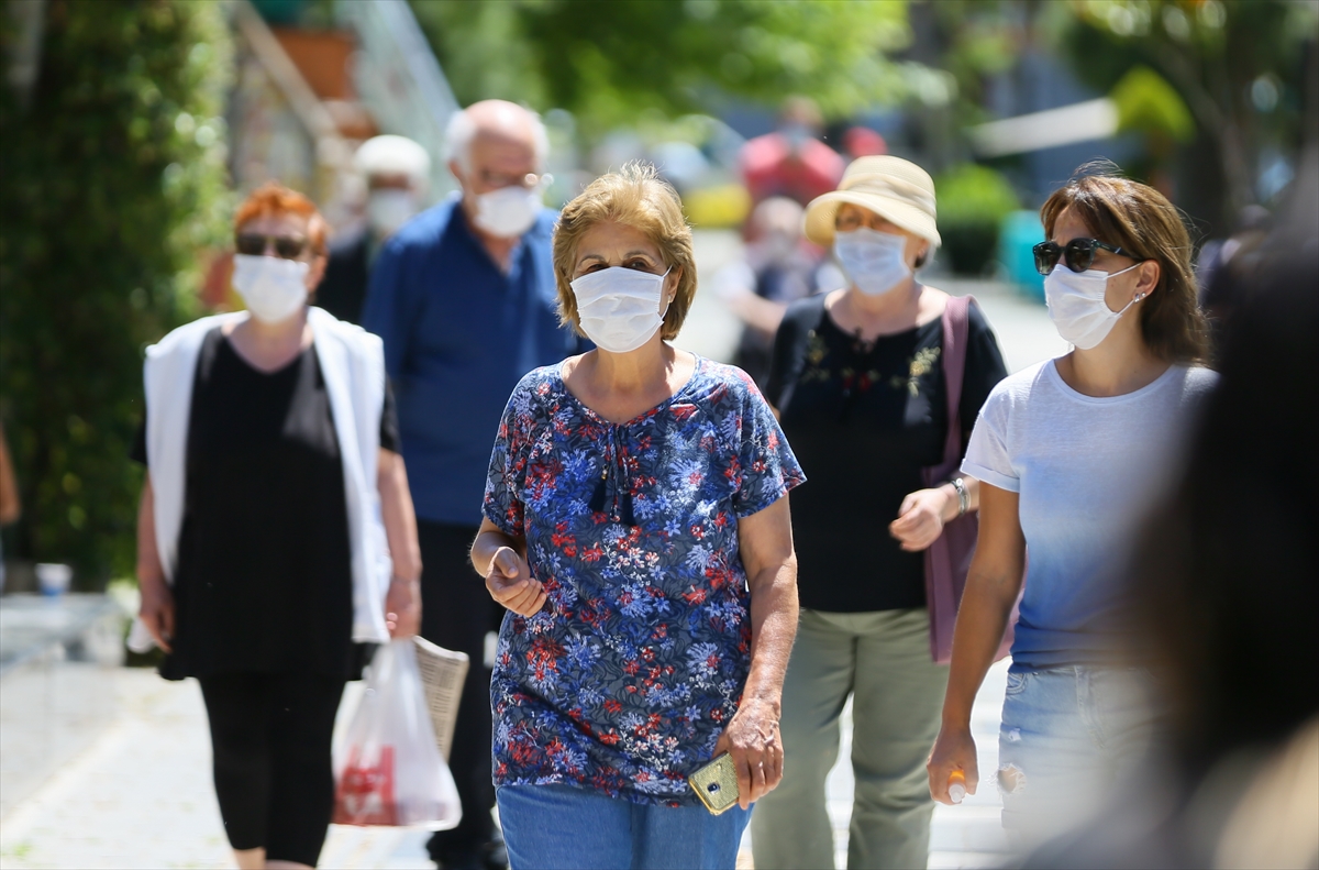 Bayramda sokağın keyfini 65 yaş ve üstü vatandaşlar çıkardı