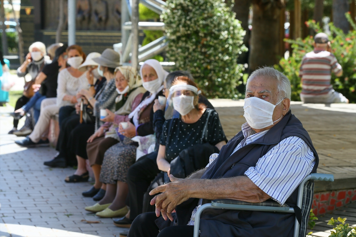 Bayramda sokağın keyfini 65 yaş ve üstü vatandaşlar çıkardı