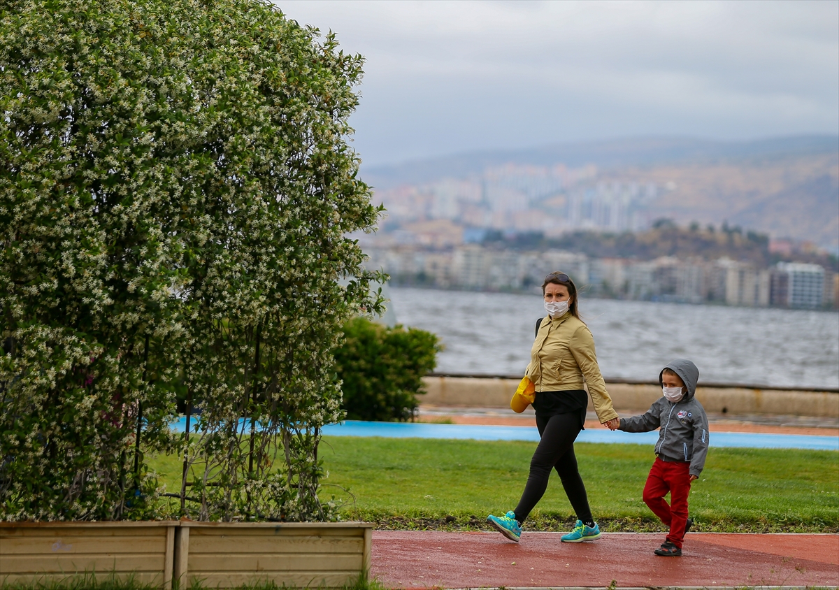 İzmirli çocuklar yağışa rağmen parklara koştu!