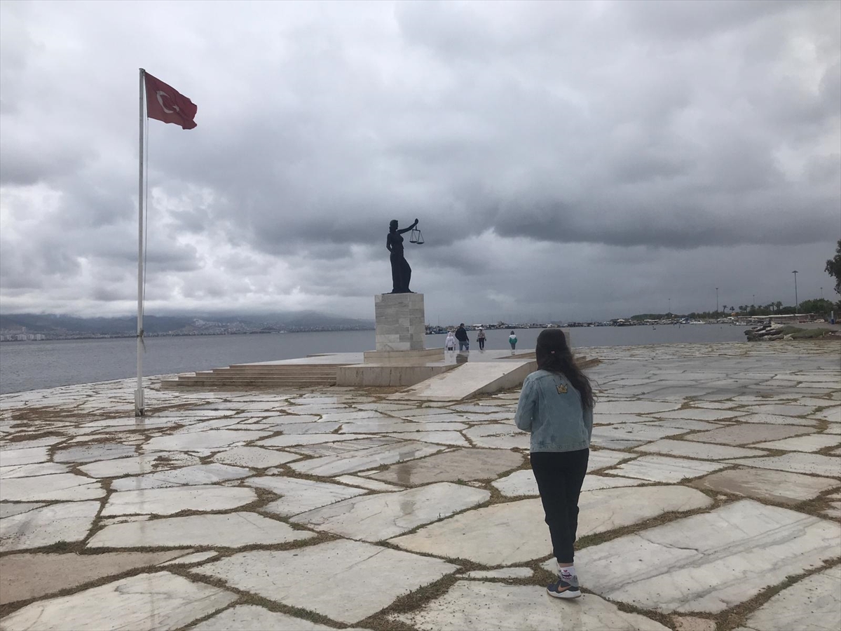 İzmirli çocuklar yağışa rağmen parklara koştu!