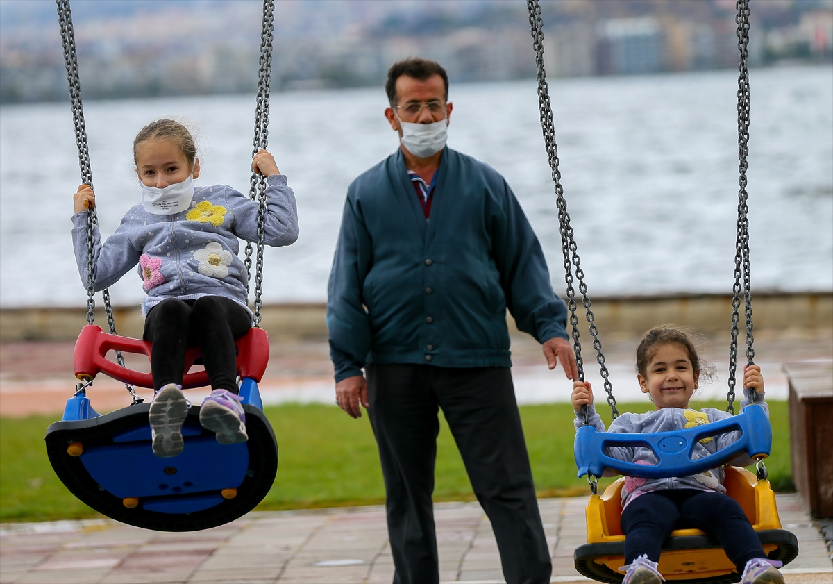 İzmirli çocuklar yağışa rağmen parklara koştu!