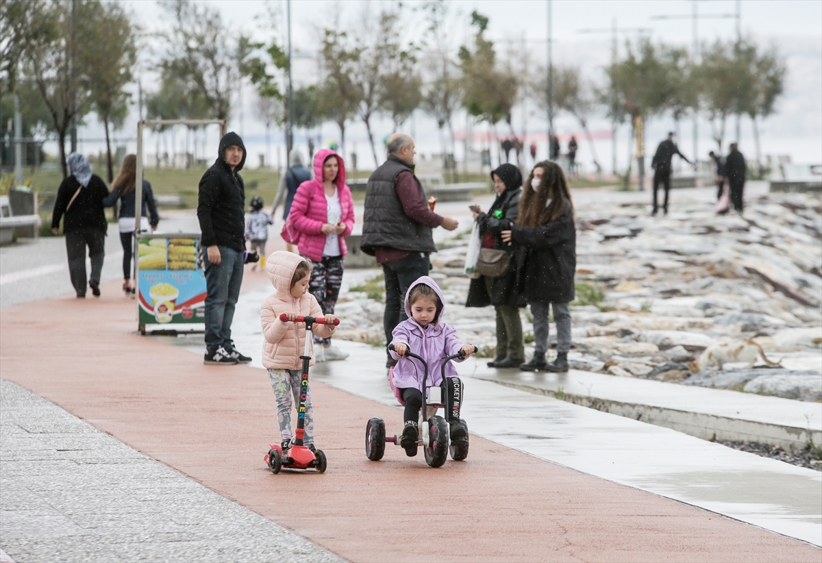 İzmirli çocuklar yağışa rağmen parklara koştu!