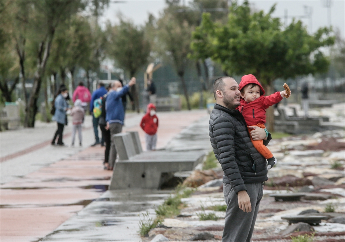 İzmirli çocuklar yağışa rağmen parklara koştu!